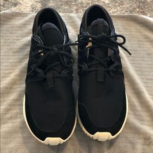 Adidas Tubular shoe